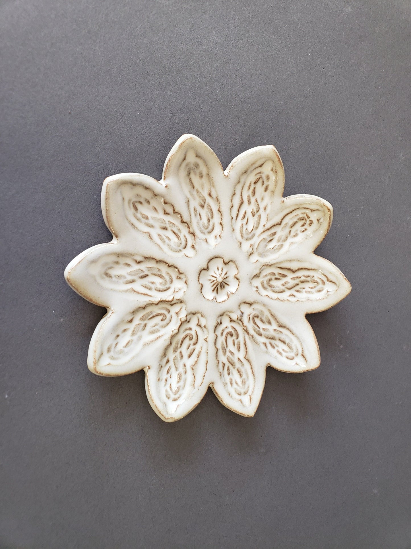 Mini Flower Spoon Rest – Ceramic in Butter Cream