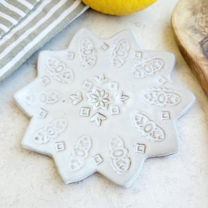 Flower Shaped Spoon Rest for Kitchen Counter in Sweet Rustic Style - Full Sized Farmhouse White
