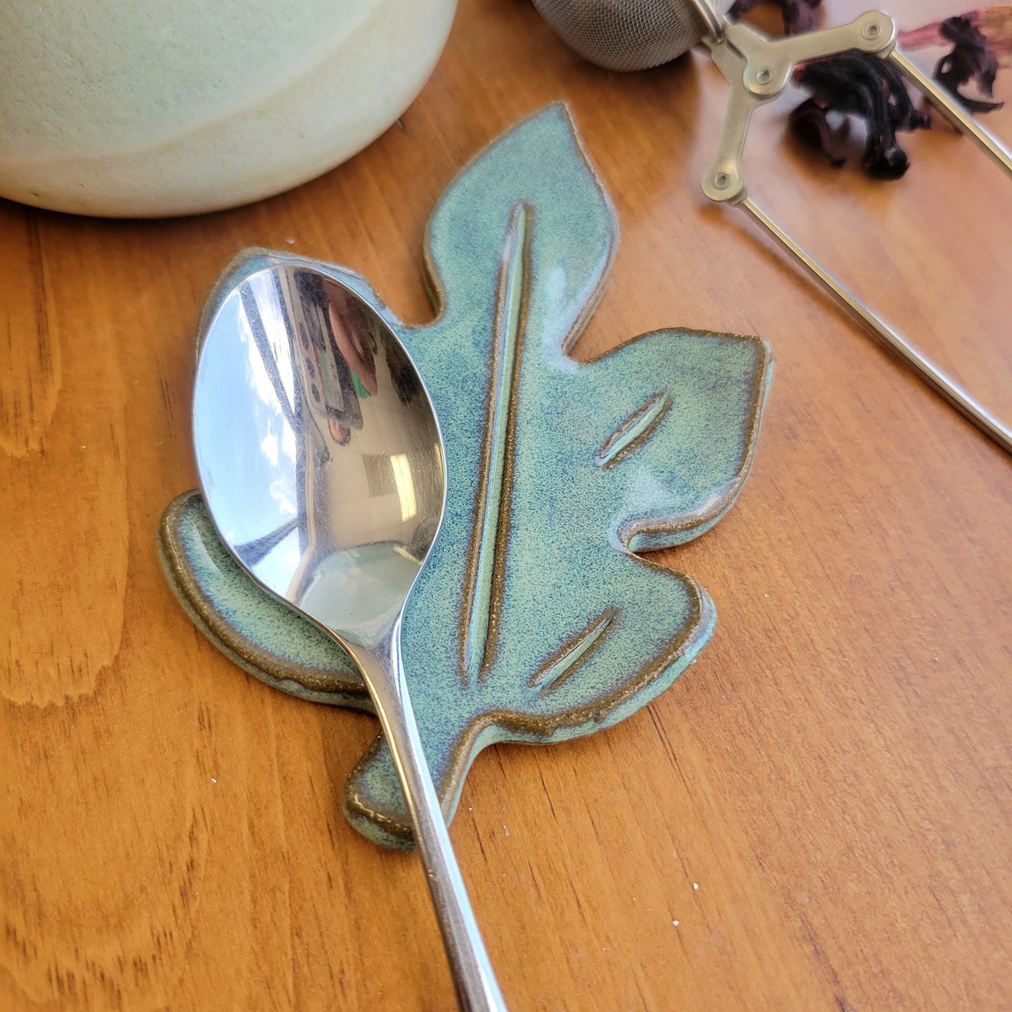Mini Oak Leaf Teaspoon Holder for Beverage Station - Miniature Spoon Rest for Coffee Tea Bar in Green