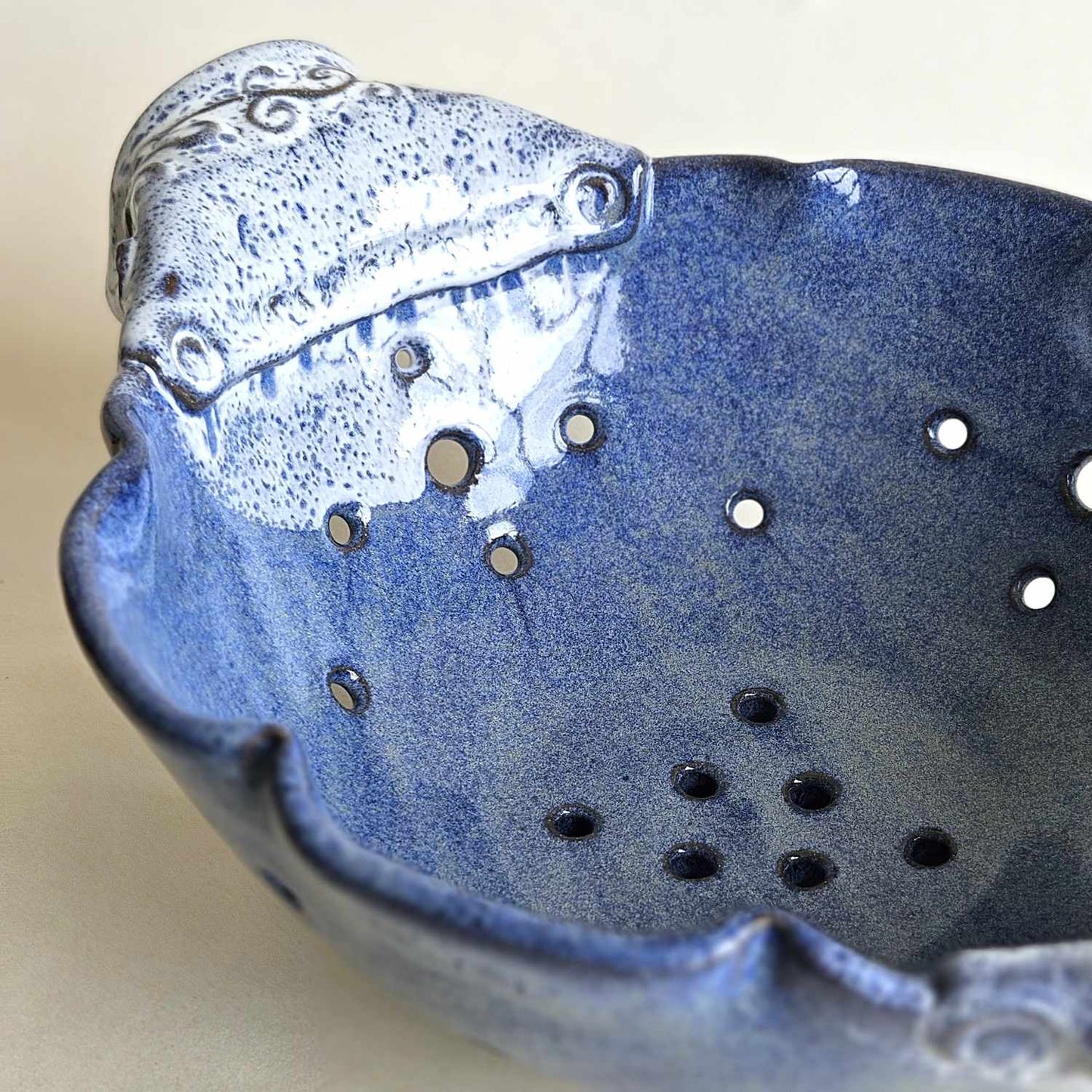 Scalloped Colander Bowl with Handles – Fruit and Berry Strainer in Blue Speckle