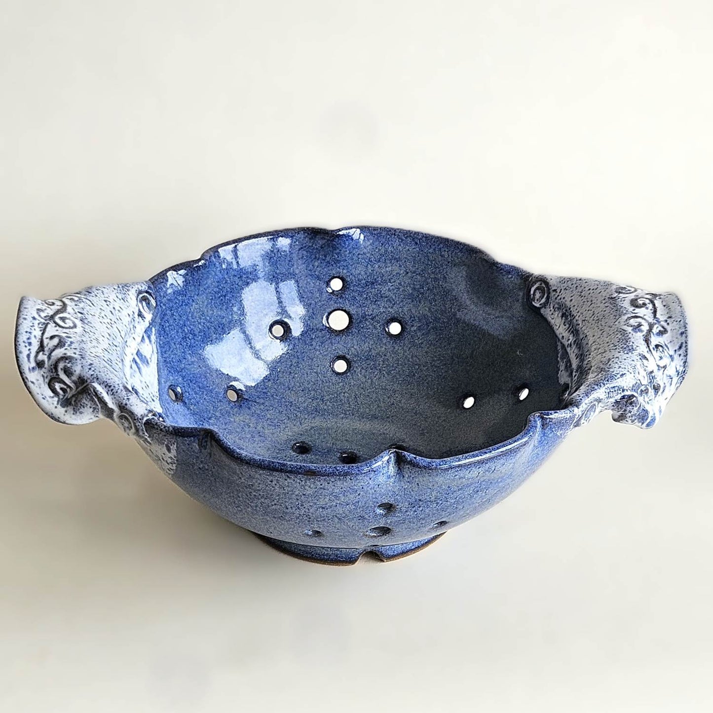 Scalloped Colander Bowl with Handles – Fruit and Berry Strainer in Blue Speckle