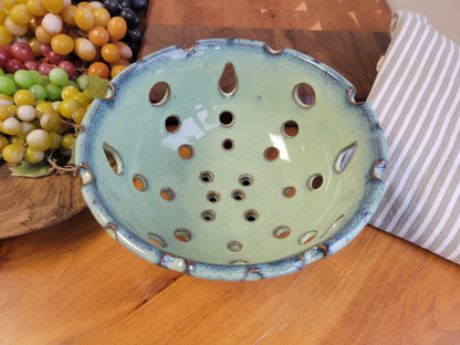 Berry Colander Rinse Bowl in Variegated Green